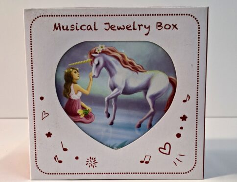 תיבת תכשיטים לב מנגנת – תמונה חד קרן