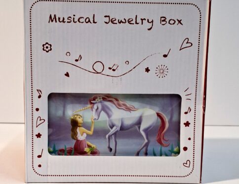 תיבת תכשיטים מנגנת עם ידית פנינים – דגם חד קרן